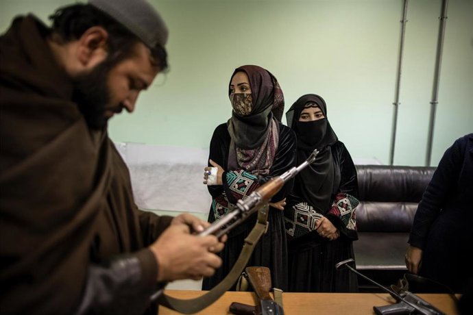 Archivo - Mujeres afganas reciben instrucción en el uso de armas en Kabul. 