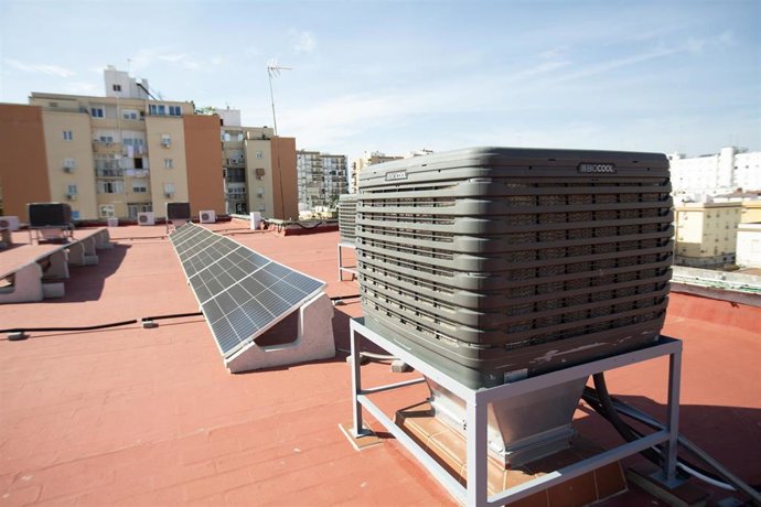 Imágenes de instalaciones del sistema de Bioclimatización y Energías Renovables puesto en marcha en los centros docentes de Andalucía. A 4 de noviembre de 2025, en Sevilla (Andalucía, España).