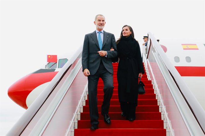 O Rei Felipe VI e a Rainha Letizia em sua chegada ao aeroporto de Chengdu (China) no início de sua visita de Estado.