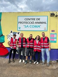 Coca-Cola Ibiza: voluntarios participan en una jornada de bienestar animal en Sa Coma