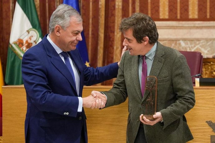 El periodista y escritor Alfonso Javier Ussía Hornedo recibe el Galardón Periodístico Alberto Jiménez-Becerril 2025 en el Salón Colón del Ayuntamiento de Sevilla.