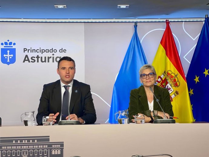 El consejero de Hacienda y portavoz del Gobierno, Guillermo Peláez, y la consejera de Salud, Concepción Saavedra, durante la rueda de prensa de este lunes, posterior a la reunión del Consejo de Gobierno.