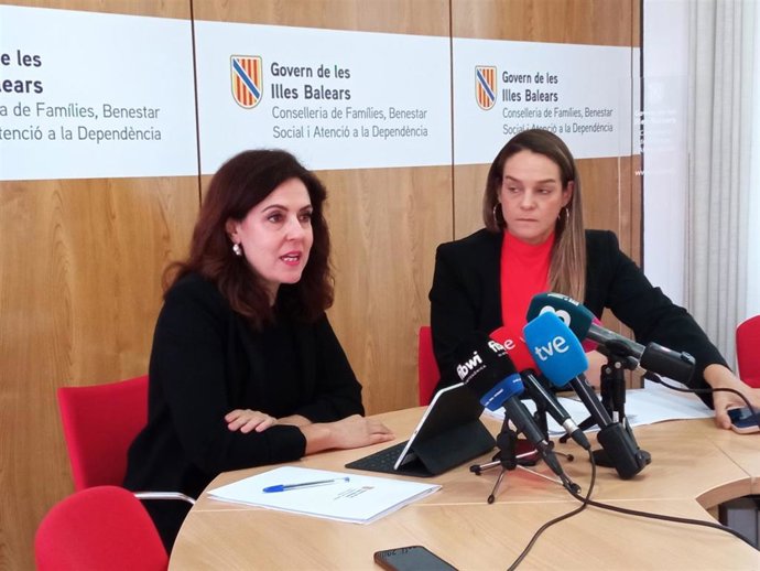 La consellera de Familias, Bienestar Social y Atención a la Dependencia, Sandra Fernández, y la directora general de Asuntos Sociales, Marina Micaela Fiscaletti.