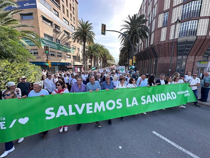 El secretario general del PSOE de Málaga, Josele Aguilar, en la manifestación en defensa de la sanidad pública