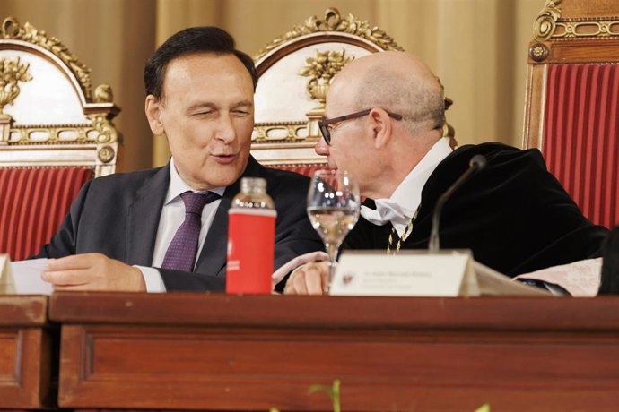 Archivo - El consejero de Universidad e Innovación de la Junta de Andalucía, José Carlos Gómez Villamandos,  junto con el rector de la Universidad de Granada, Pedro Mercado, en imagen de archivo
