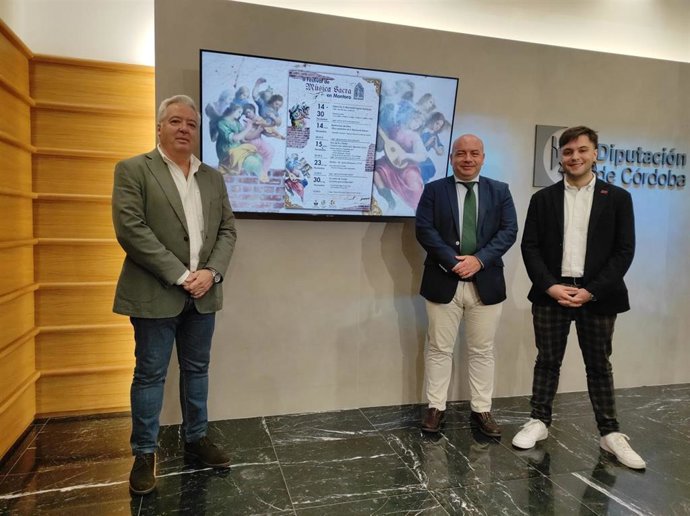 El delegado de Cultura, Gabriel Duque (centro), junto a Antonio Javier Casado (izda.) y Antonio Madueño, en la presentación del II Festival de Música Sacra de Montoro.