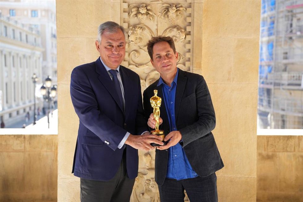 El alcalde de Sevilla, José Luis Sanz, junto al productor y cineasta francés Ron Dyens, ganador del Óscar y el Globo de Oro al mejor largometraje de animación por 'Flow' (2024).