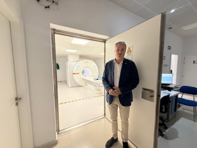 El delegado territorial de Salud y Consumo, Juan de la Cruz Belmonte, ante la sala de resonancia magnética del Hospital La Inmaculada de Huércal-Overa (Almería).