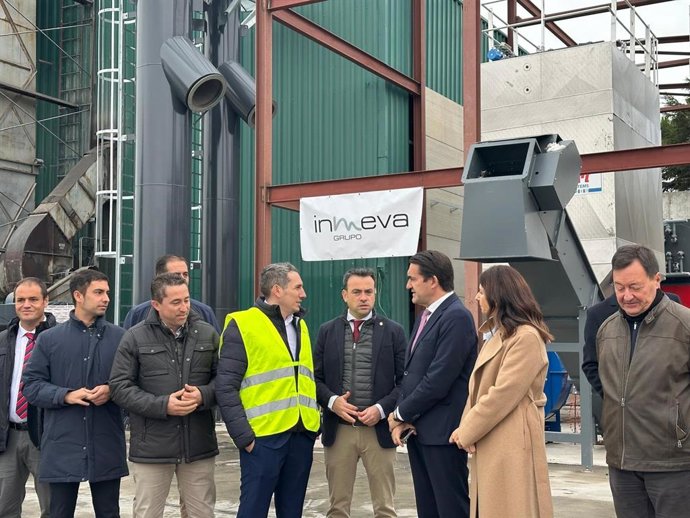 El consejero de Medio Ambiente, Suárez-Quiñones (tercero por la derecha), durante su visita a la planta de biomasa de Cuéllar