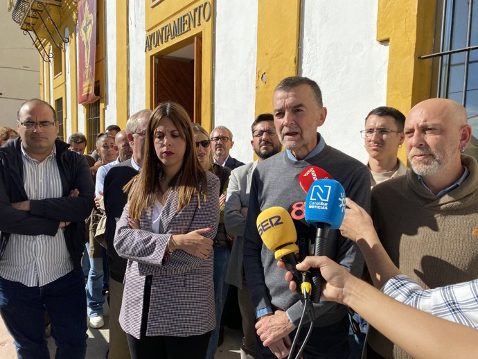 El coordinador federal de Izquierda Unida, Antonio Maíllo, atiende a los medios junto al candidato de IU Andalucía a la presidencia de la Junta, Ernesto Alba, en un encuentro con alcaldes, cargos públicos y militantes en la Sierra de Cádiz.