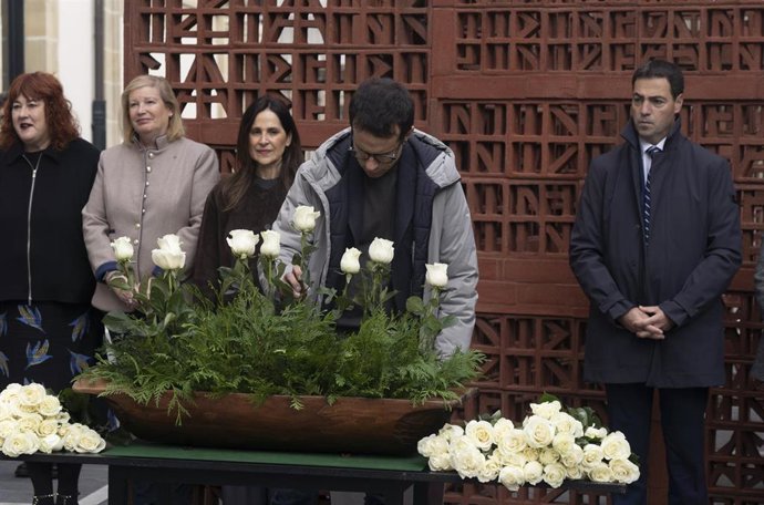 El líder de EH Bildu en el Parlamento Vasco, Pello Otxandiano, durante una ofrenda floral con motivo del ‘Día de la Memoria’, en el Parlamento Vasco