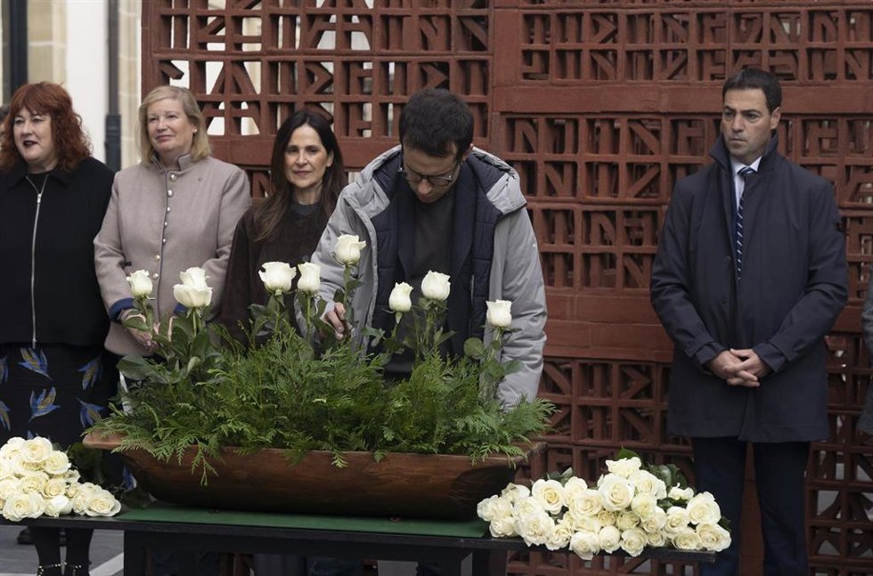 El líder de EH Bildu en el Parlamento Vasco, Pello Otxandiano, durante una ofrenda floral con motivo del Día de la Memoria, en el Parlamento Vasco