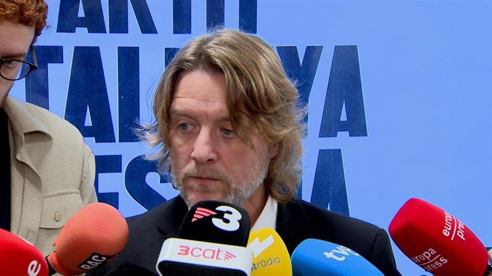 El concejal de Deportes del Ayuntamiento de Barcelona, David Escudé, en atención a los medios