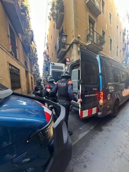 Dispositiu de la policia catalana en diversos punts de Barcelona