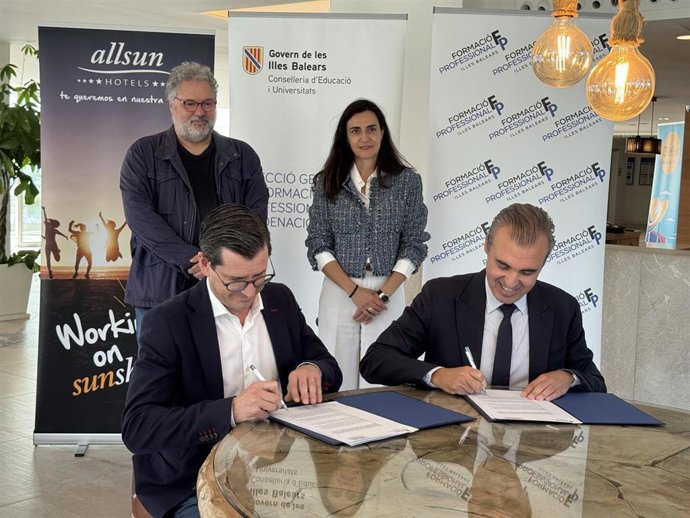 El conseller de Educación y Universidades, Antoni Vera, y el director de Allsun Hotels, Uwe Prein, firman el acuerdo mediante el cual se habilitan 25 plazas para los estudiantes del CEPA s'Arenal