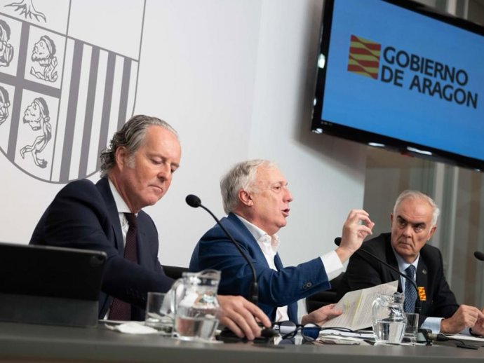 El consejero Octavio López, junto al gerente de APL, Pedro Sas, y el  presidente de AEPLA, Ángel Adiego