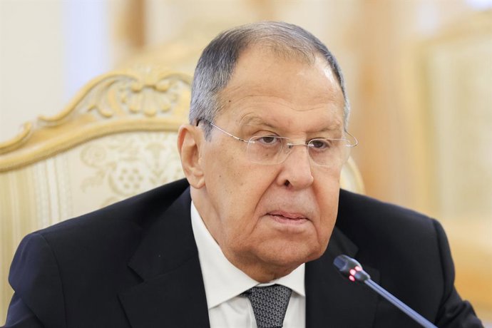 O ministro das Relações Exteriores da Rússia, Sergei Lavrov, durante uma reunião em outubro de 2025 em Moscou com seu colega norte-coreano Choe Son Hui (arquivo).