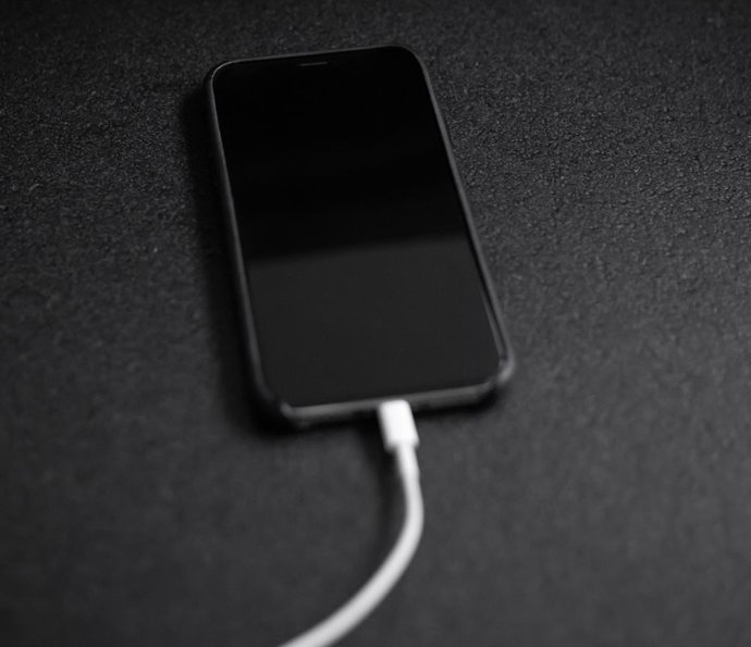 Telefone conectado a um carregador