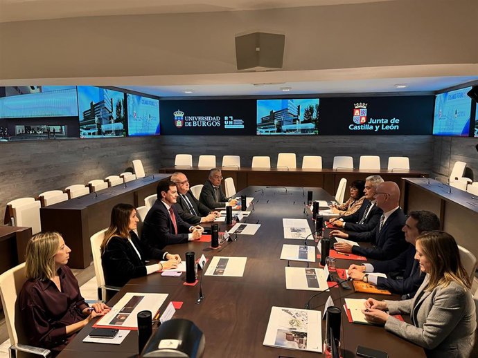 Mañueco (I) en la reunión que ha mantenido con el rector y personal de la UBU para abordar la implantación de los estudios de Medicina el próximo año.
