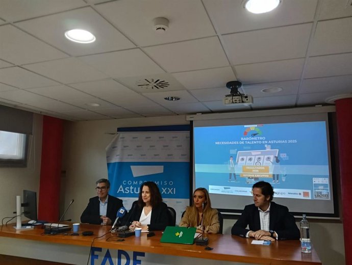 Roberto Rodríguez, presidente de PFS Grupo, Reyes Ceñal, directora de Compromiso Asturias, Tamara Campa, directora de Gestión de Personas de Caja Rural de Asturias y Juan Acuña, director de Telecable y MásOrange.