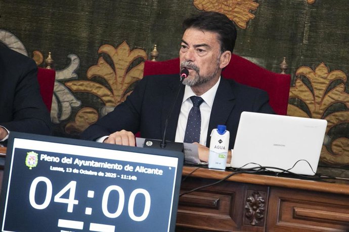 El alcalde de Alicante, Luis Barcala, en una imagen de archivo durante un pleno