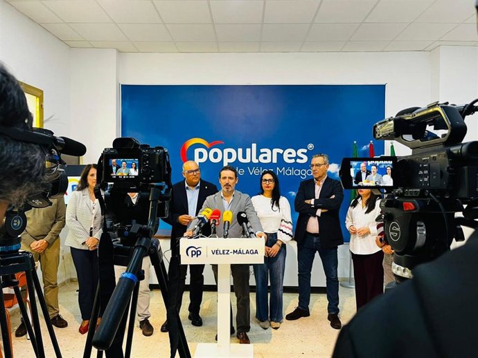 El secretario general del PP de Málaga, José Ramón Carmona, en rueda de prensa en Vélez-Málaga