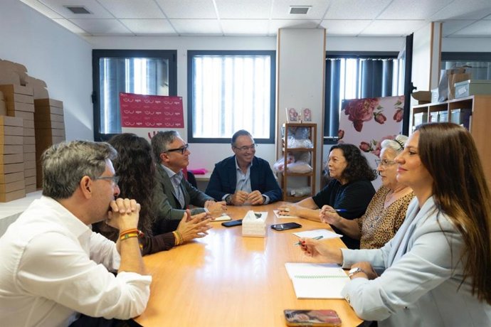 Manuel Gavira junto a representantes de Vox reunidos con representantes de Agamama en Cádiz.