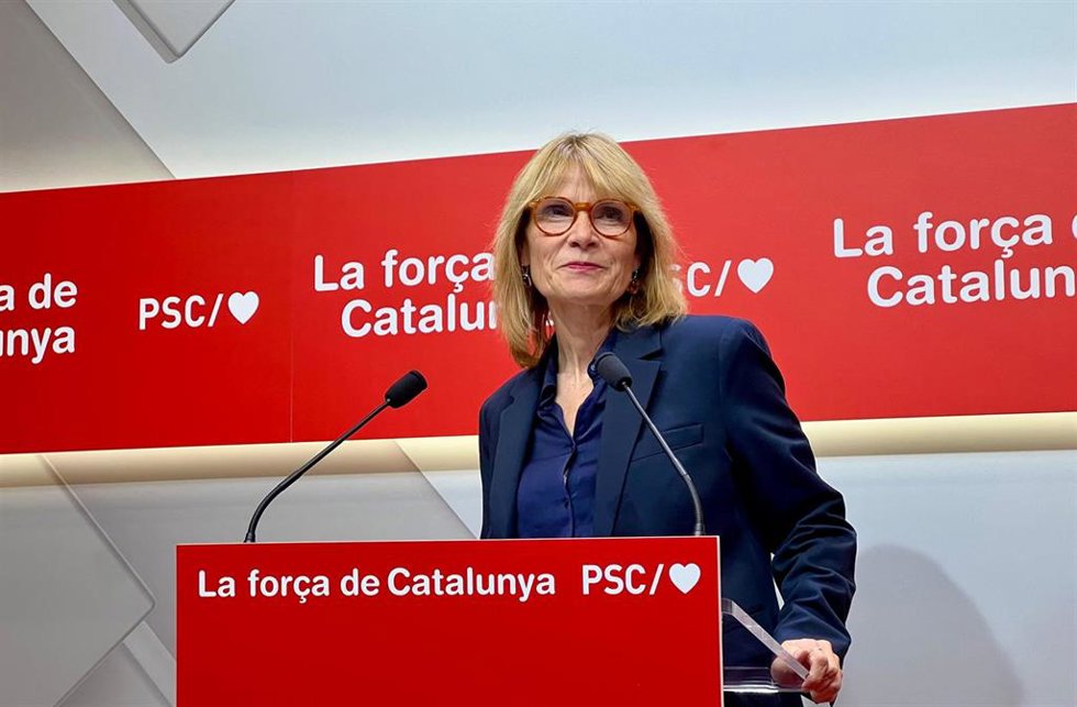 La viceprimera secretaria y portavoz del PSC, Llusa Moret, en una rueda de prensa desde la sede del partido