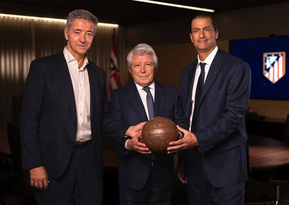Miguel Ángel Gil y Enrique Cerezo junto con Robert Givone, socio de Apollo y co-gestor de ASC.