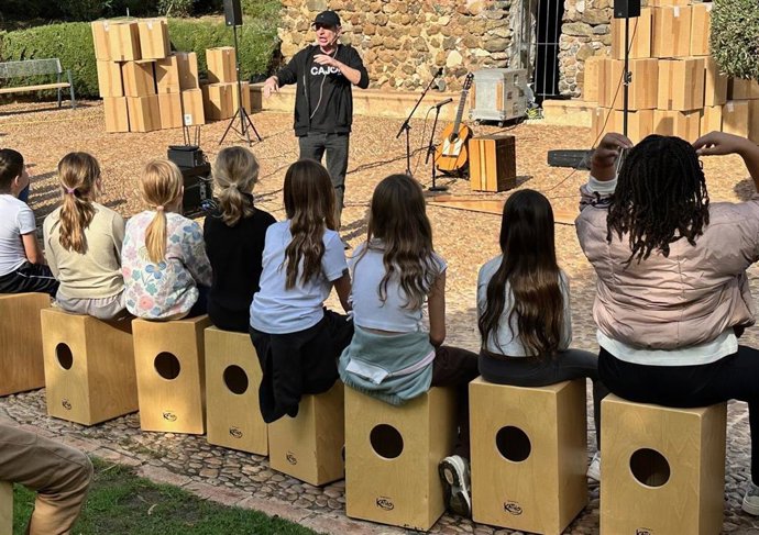 El diputado de Mayores, Educación y Juventud, José Santaolalla, junto con el concejal de Juventud del Ayuntamiento de Benahavís, Ignacio López, ha asistido a este primer encuentro con 300 alumnos del CEIP Daidin tocando al unísono.