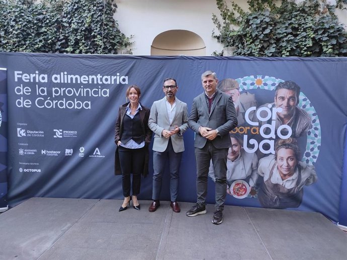 El delegado de Desarrollo Económico, Félix Romero (centro), el delegado territorial de Agricultura, Pesca, Agua y Desarrollo Rural de la Junta Francisco Acosta, y la tercera teniente de alcalde, Marian Aguilar, en la presentación de 'Sabor a Córdoba'.