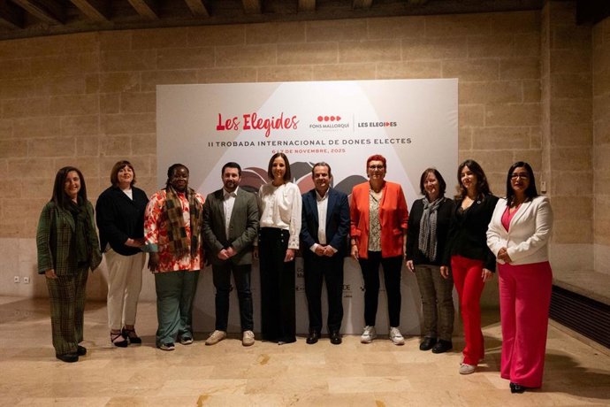 Imagen de grupo con las autoridades asistentes