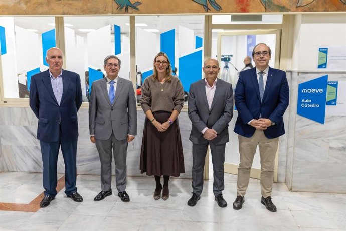 La viceconsejera de Universidad, Lorena Garrido, durante un coloquio celebrado tras la inauguración, en la que también ha participado, del Aula Moeve en la Escuela Técnica Superior de Ingeniería (ETSI), un nuevo espacio que forma parte del plan de acción.