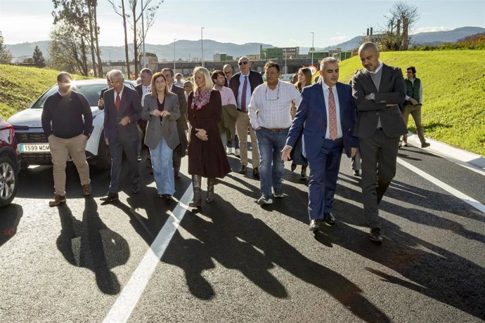 La presidenta de Cantabria, María José Sáenz de Buruaga, inaugura la nueva carretera Viveda-Duález tras una inversión de casi 9,5 millones de euros