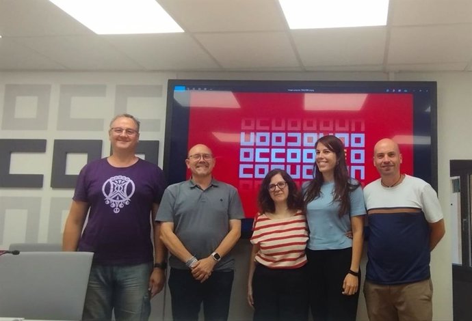 Archivo - Esmeralda Gómez Souto, en el centro, secretaria general de CCOO Enseñanza en Aragón.