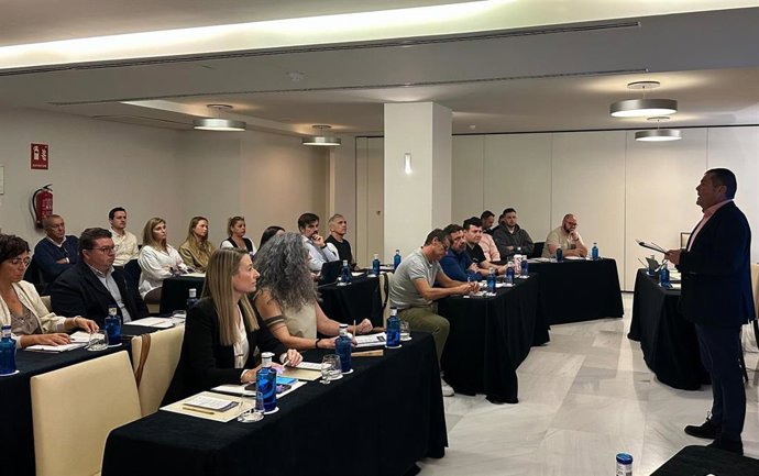 El sector hostelero de Alicante se forma en IA para "modernizar e impulsar" su transformación digital