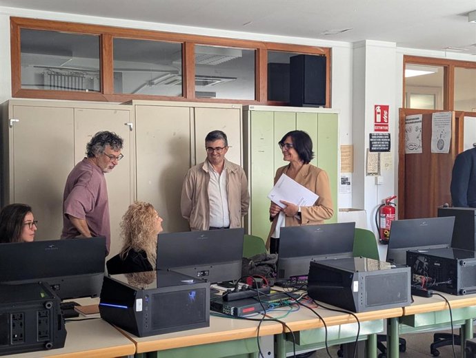 La Junta de Andalucía dota con quince millones de euros a distintos centros educativos de la provincia de granada para consolidar la digitalización educativa.