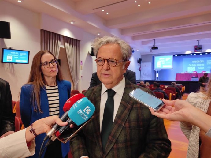 El presidente de la Diputación, Salvador Fuentes, atiende a los medios de comunicación.