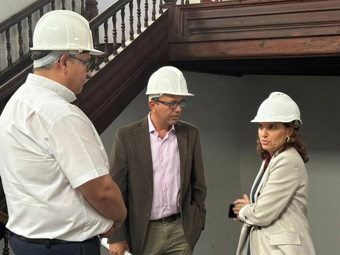 La directora insular de Patrimonio del Cabildo de Tenerife, Isabel de Esteban, en una visita a la capilla de Dolores en el antiguo convento franciscano de Icod de los Vinos