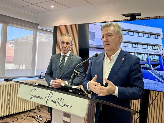 El alcalde de Puertollano, Miguel Ángel Ruiz, y el concejal de Hacienda y Personal, Andrés Gómez, en rueda de prensa.
