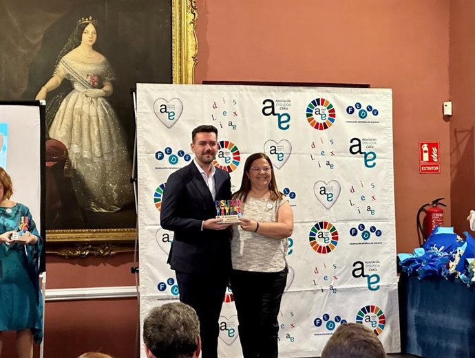 El jefe de Servicio de la Diputación de Cádiz, Daniel López Gómez, recogiendo un premio otorgado por la asociación Dislexia Cádiz.
