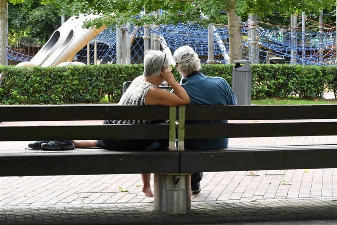 Una pareja de mayores en un banco