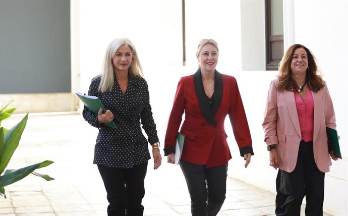 La consejera de Economía, Carolina España (c), la consejera de Cultura y Deporte, Patricia del Pozo (i), y la consejera de Desarrollo Educativo y Formación Profesional, María del Carmen Castillo (d).