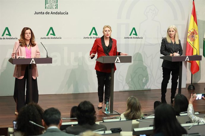 La consejera de Economía, Hacienda, Fondos Europeos y Diálogo Social, Carolina España, la consejera de Cultura y Deporte, Patricia del Pozo, y la consejera de Desarrollo Educativo y Formación Profesional, María del Carmen Castillo, en rueda de prensa.