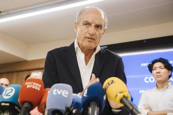Archivo - Arxiu - L'expresident de la Generalitat i del PPCV Francisco Camps, durant la presentació del seu equip per al pròxim Congrés Regional del PPCV, a 30 de juliol del 2025