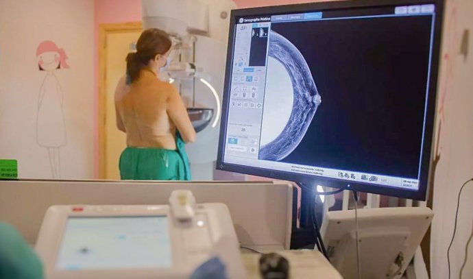 Realización de una mamografía a una mujer.