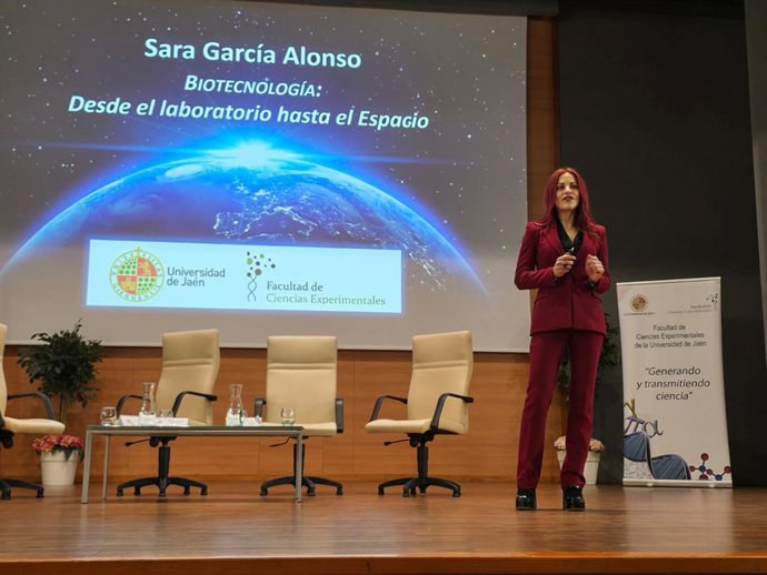 Sara García durante su conferencia en la UJA