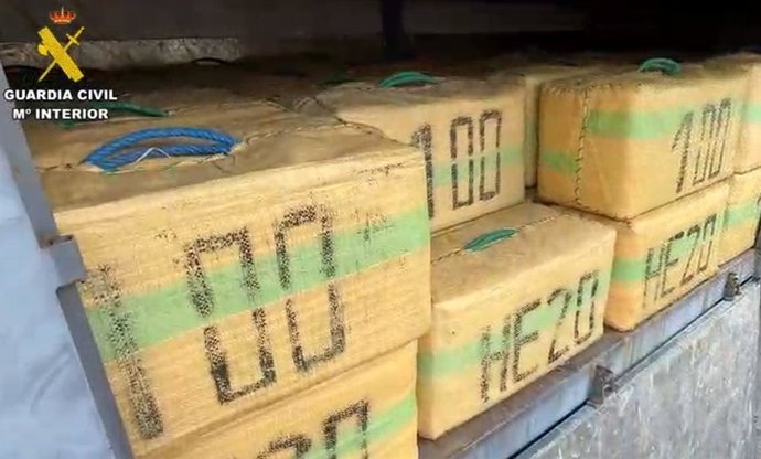 Fardos de haxixe apreendidos em um barco do narcotráfico em Sanlúcar de Barrameda (Cádiz)