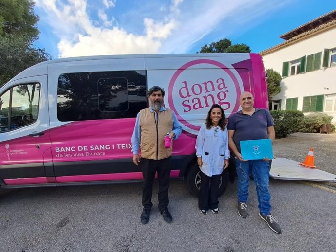 El vicepresidente segundo y conseller de Medio Ambiente, Medio Rural y Deportes, Pedro Bestard, acude a la cita de la campaña 'Dona Sangre 2025'.