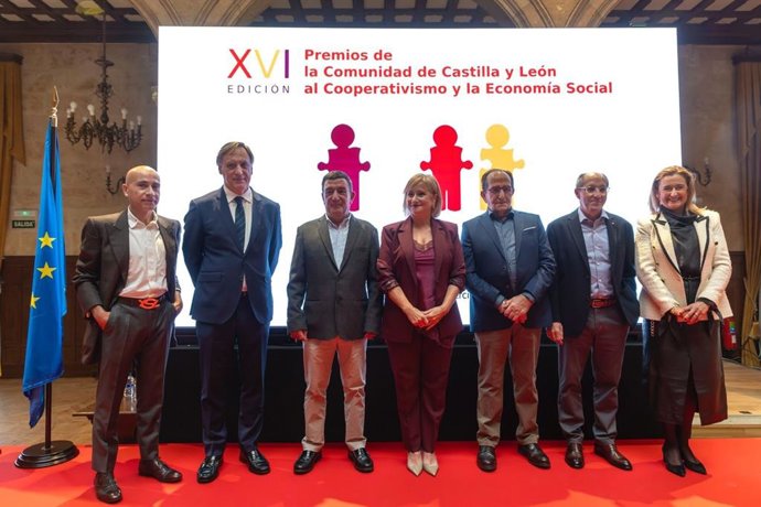Leticia García (C) en la entrega de los Premios Castilla y León al Cooperativismo.